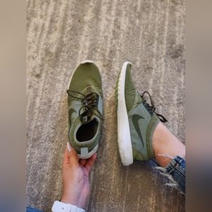 Nike Juvenate Sz 8 in Legion Green